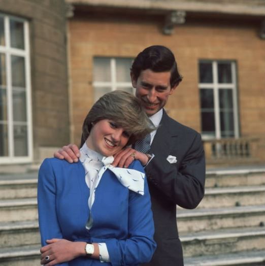 1981年2月，查理斯與戴安娜在宣布訂婚後在白金漢宮前合照。（資料及圖片來源：CNN/Getty Images）