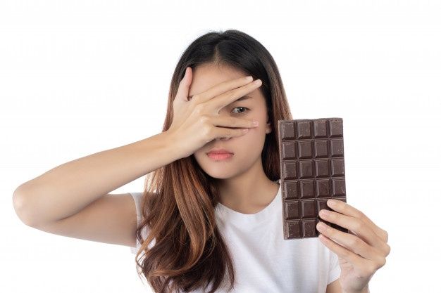 9. 避開油炸、高脂肪、高糖的食物：油炸、高脂肪的食物有機會增加發炎反應，而高糖的食物則有機會增加皮脂分泌，從而導致生暗瘡，各位暗瘡肌女生們還是少吃為妙啊～