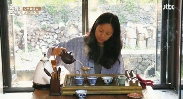 2喝普洱茶消脂。 節目中李孝利每天早上一起床就喝普洱茶，她指出喝普洱茶有助於分解脂肪，對減肥排毒很有功效，當時更在韓國掀起了普洱茶養生熱潮。