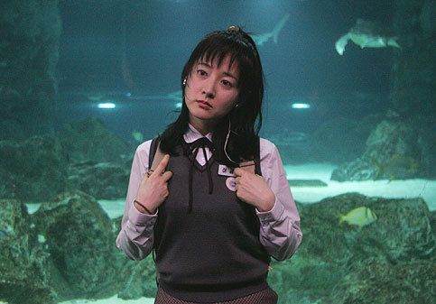 李英愛在1991年出道，原來她曾經與香港導演陳可辛合作，拍了第一部港韓合作的電影《春逝》，電影中的她十分青澀又很有氣質。