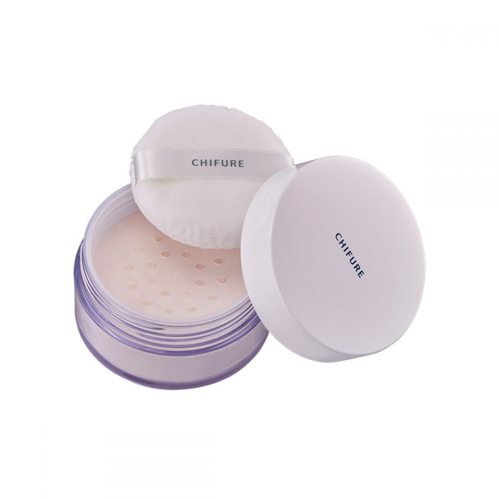 2. CHIFURE Face Powder（日圓¥‎880/20g, 連稅）──雖然包裝採用塑膠質料，但蘊含的潤膚油成分的粉末卻出乎意料的光滑細緻，能好好融合在肌膚上。粉質透明，呈自然的珍珠光澤，能有效阻止浮粉和妝容脫落。