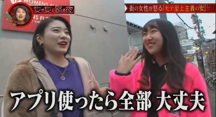 一班人合照時只顧自己補妝,只想著把自己拍得美美的,直到自己覺得滿意時才肯拍照。「明明用APP修飾一下就能解決」,卻要大家等她,是令人很白目的行為。嘉賓補充,有女生自己補好妝就會邀請人拍照,也不管其他人是否準備好。 一班人合照時只顧自己補妝,只想著把自己拍得美美的,直到自己覺得滿意時才肯拍照。「明明用APP修飾一下就能解決」,卻要大家等她,是令人很白目的行為。嘉賓補充,有女生自己補好妝就會邀請人拍照,也不管其他人是否準備好。
