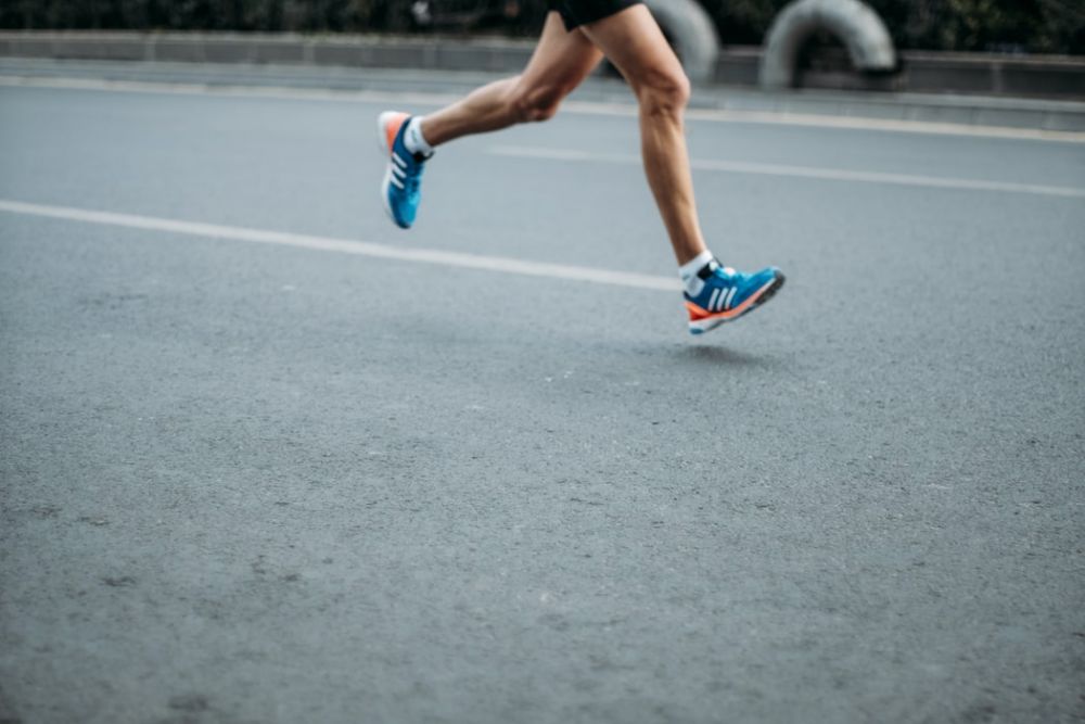 間歇跑：間歇跑代表的是快速短跑之中加入休息的時間，像是快速跑400米然後慢跑，再快速跑400米如此類推。這個方法可以鍛鍊速度以及爆發力量。