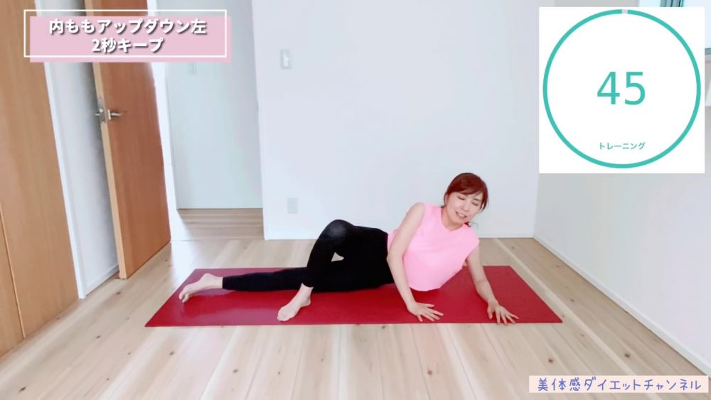 動作 6. 大腿升降運動 左 ︰身體打側，雙手著地支撐身體，上面的腿屈曲置於前方，腳掌貼住地面。