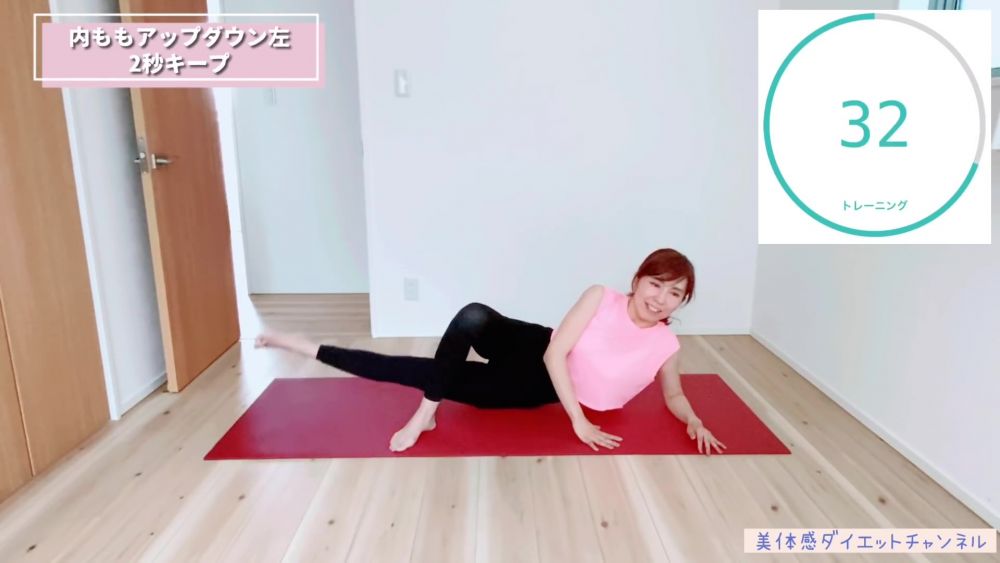 另一隻腳伸直，運用大腿肌肉，做提升及放下的動作。腿向上升時，維持2秒。