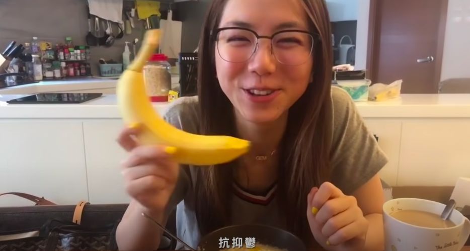 香蕉則是分開吃的，她表示能抗憂鬱，讓心情變好。