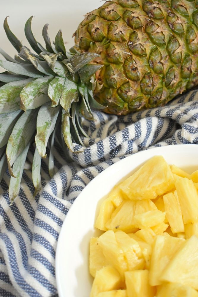 7. 菠蘿 - 菠蘿含水量高亦帶有豐富維他命C，跟據（USAD）的資料顯示，一杯菠蘿約提供大概78.9g的維他命C，是每日建議攝取量的88%。早前亦有研究指出，在日常餐單上多攝取水份高的食物如蔬果，能增加飽肚感，在減重方面的效果更為顯注。
