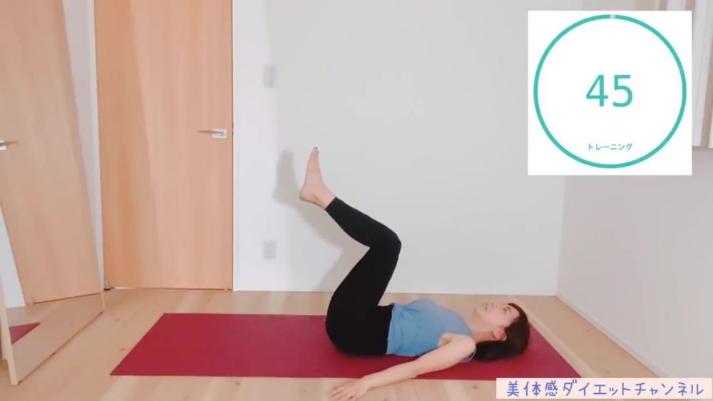 雙膝屈曲，盡量靠近腹部，然後放下，雙腳離地。