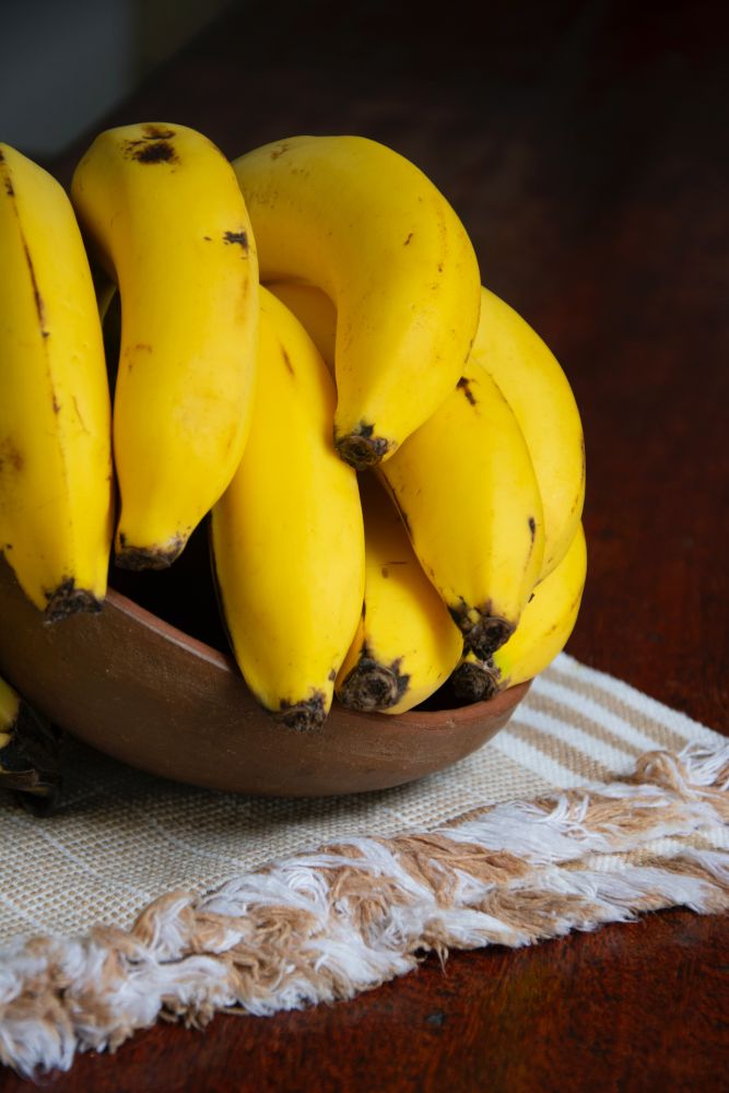 6. 香蕉 - 香蕉本身帶有天然糖分，因常被誤解為高碳水化合物的食品，讓人覺得吃多了會增磅，因此生酮飲食者都會避免進食。但其實香蕉所含有的碳水化合物都是抗性澱粉 (resistant starch）和纖維，能夠幫助穩定血糖維持體力，延慢身體消化從而減少飢餓感。