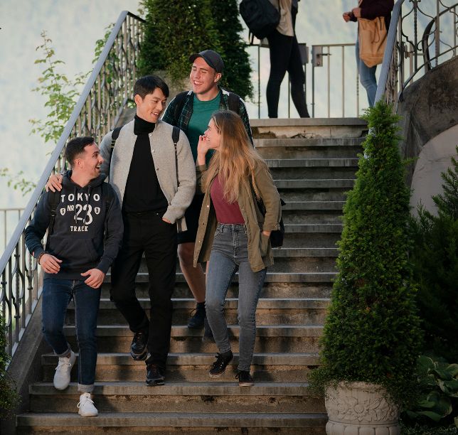 6.多融入不同的朋友圈：多認識不同的人，除了可以令你見多識廣之外，更可以磨練你與異性溝通的技巧，減低因為害羞而出錯的機會，散發屬於你的魅力！同時認識更多朋友，才可以讓你更容易找到適合你的人啊～