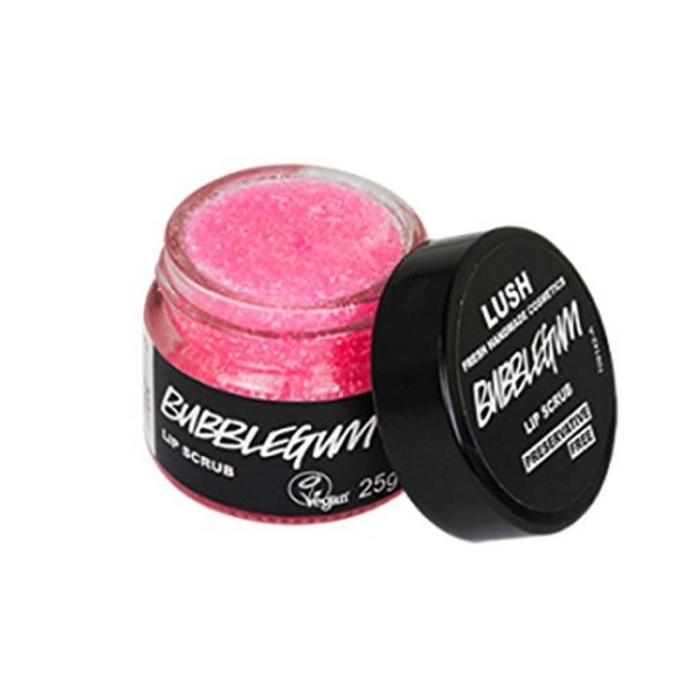 LUSH Bubble Gum Lip Scrub｜港幣$105 這款唇部磨砂由白糖配合有機可可巴油製成，可以溫和去角質，令唇部柔軟細膩。甜蜜的糖果香味，使用時也有好心情。