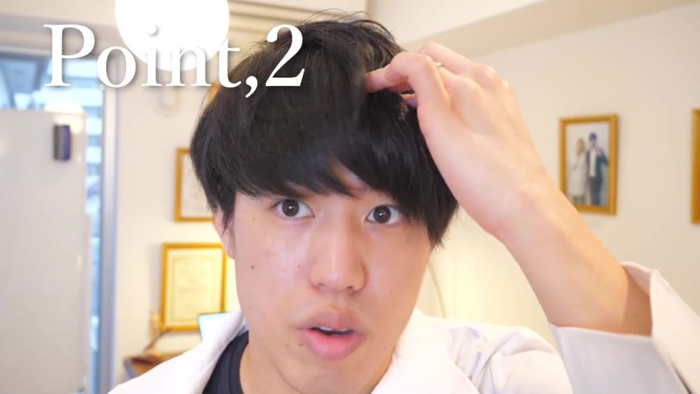 2. 於頭部，離額頭約1-2cm的地方，用5字手指稍微拖力