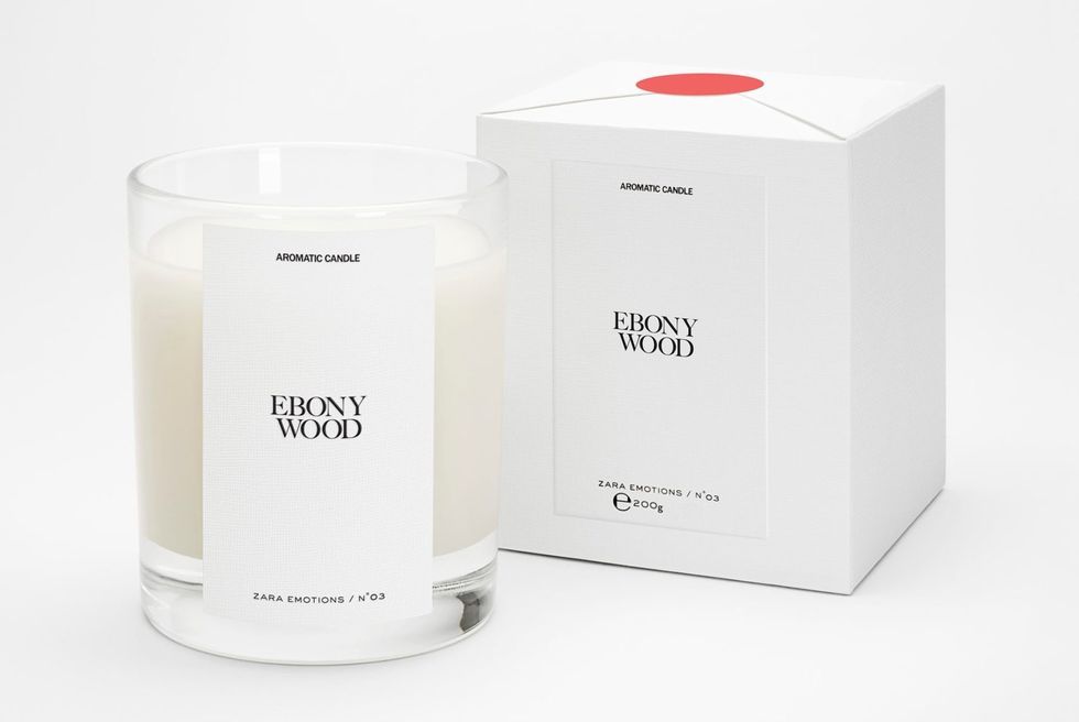 EBONY WOOD  香氛蠟燭 200g / HK$199。香調：胡椒子、丁香、黑檀木  「開始自由自在的時刻和無憂無慮的冒險。」