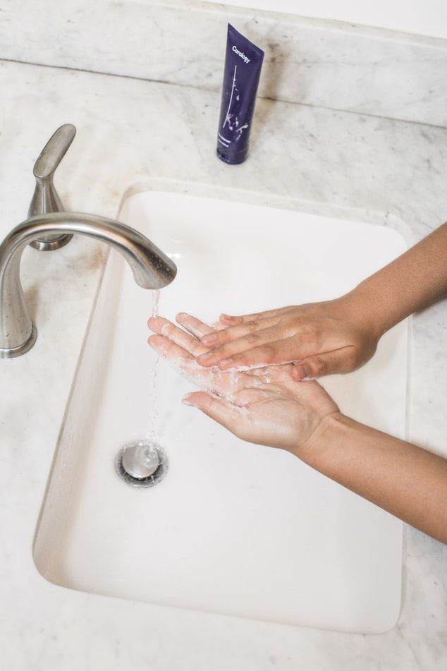 3.皂類對肌膚來說是較溫和的清潔產品：不少人認為皂類的洗面奶等清潔產品，對於肌膚相對上會較為溫和，但其實這是大錯特錯的觀念！由於肌膚屬於「弱酸性」，相反肥皂屬於「鹼性」，因此可以算得上是對肌膚的一種外來刺激，太過強烈的鹼類清潔產品，更有可能會刺激到肌膚的皮脂線分泌機能，令肌膚更易出油！
