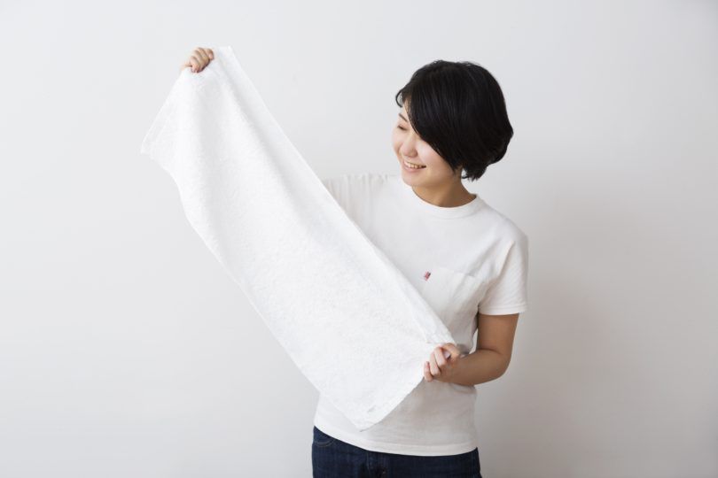 第二步︰ 將毛巾浸入盛滿熱水的盆子（約45℃），然後擰乾至沒有水滴落。如果使用微波爐，請先將毛巾浸入水中並擰乾。將其在500-600W的溫度下加熱30-60秒後，輕拍毛巾以去除多餘的熱力。毛巾的溫度應略高於人體溫度。如果感覺太熱，請在使用前先冷卻。