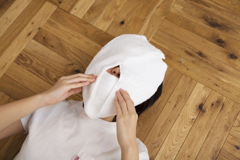 第三步︰  將已經達到適當溫度的熱毛巾放在臉上幾分鐘。當毛巾變冷時便結束。這個流程重複幾次，效果會更好。 在眼睛周圍重點加熱，可以改善血液循環，緩解眼部疲勞，亦有助於消除熊黑眼圈。 注意︰大約每週一次或兩次。不建議每天都這樣做，作為皮膚屏障的皮脂可能會過度清潔。使用蒸毛巾後，水分容易蒸發，建議立即進行保濕。