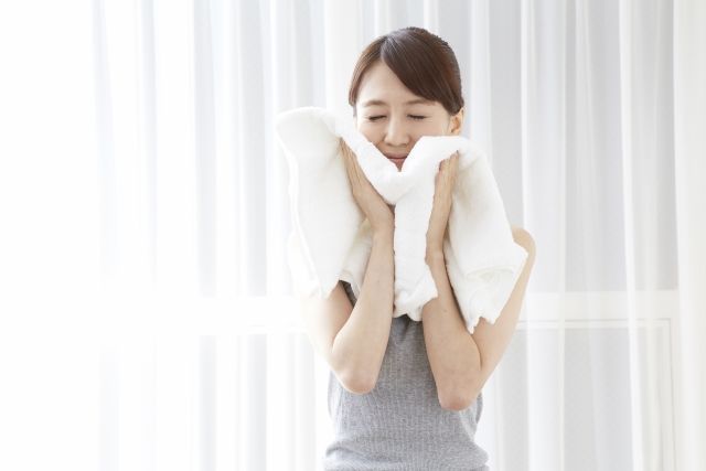 ②用微波爐加熱毛巾，將其放在臉上敷約1分鐘。