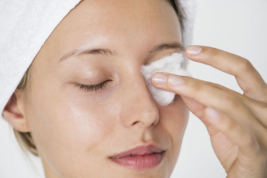 卸妝油使用方法1：事前先使用眼唇專用卸妝產品，卸除濃厚彩妝。因為，眼周肌膚尤其敏感，要儘量避免摩擦，以防止眼紋和色素沉著。