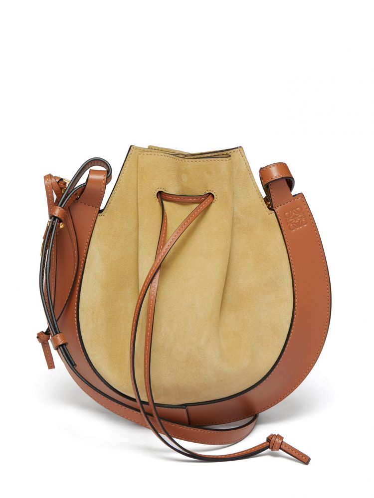 Horseshoe suede and leather bag 原價HK$ 15,350 | 6折優惠價HK$ 9,210