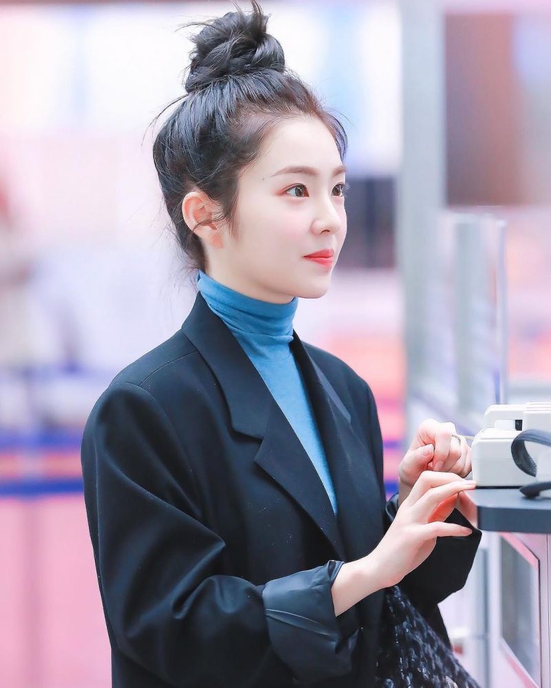 韓國Idolinews早前公開Irene的一組外出私服造型照，有眼利的粉絲意外發現她「長髮」的真實長度，髮尾更是參差不齊。