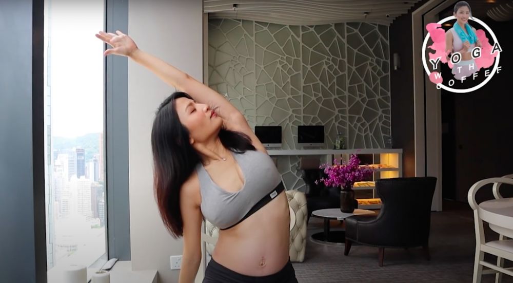 Step3 把手伸直然後把身體拉到另一邊,以放鬆手部 Step3 把手伸直然後把身體拉到另一邊,以放鬆手部