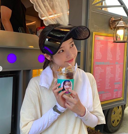 因為即使戴上口罩,紫外線亦能穿過口罩從而影響皮膚,長期被紫外線照射,不但會岀現雀斑,更會加速皮膚老化及色素等問題,所以千萬要小心紫外線! 因為即使戴上口罩,紫外線亦能穿過口罩從而影響皮膚,長期被紫外線照射,不但會岀現雀斑,更會加速皮膚老化及色素等問題,所以千萬要小心紫外線!