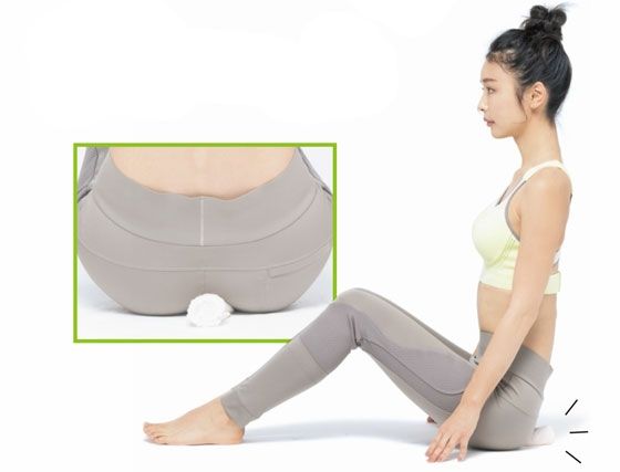 2. 將一條小毛巾捲起棒狀，放在臀部的縫隙，夾在左右臀部之間。