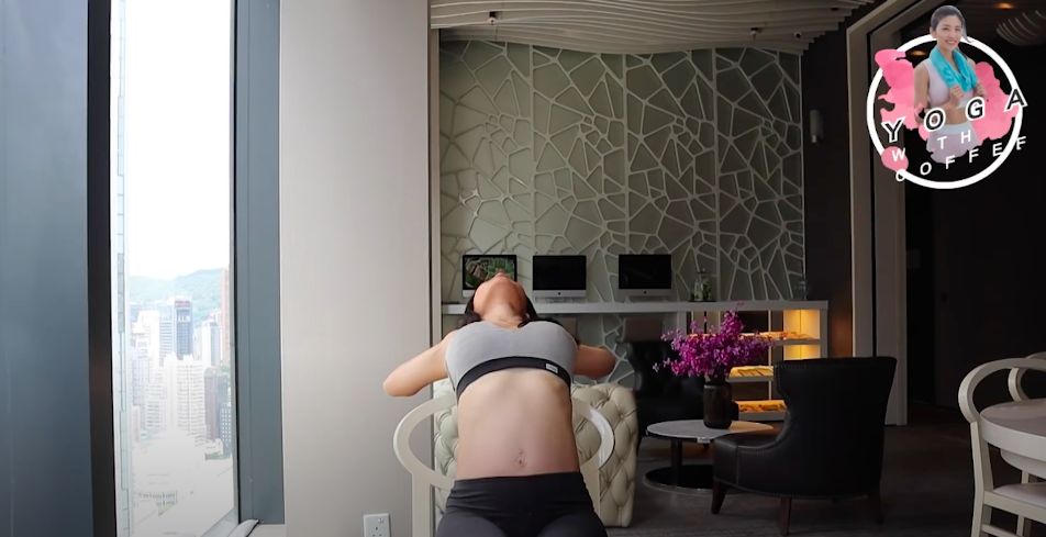 Step2 雙手扣手放在腦後勺,身體向後傾,把背部放鬆 Step2 雙手扣手放在腦後勺,身體向後傾,把背部放鬆