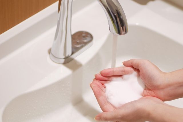 使用熱水清洗經已足夠了！  如果在脆弱的私密部分區域，使用肥皂過度清潔，會影響影響皮膚菌叢的生態平衡，令壞菌黃金葡萄球菌增加，並產生異味。另外，過度洗滌也會使陰道的酸鹼度轉變，念珠菌數量增加導致感染，故此不建議使用肥皂/沐浴露，用熱水清洗已經足夠。 