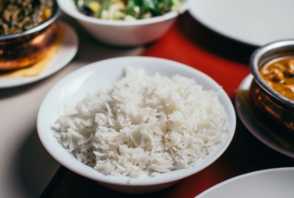 第四才是澱粉類，像是米飯、麵條等等，因為放在蔬菜和肉類之後，會比較不容易讓血糖快速升高，也可以延長飽足感。