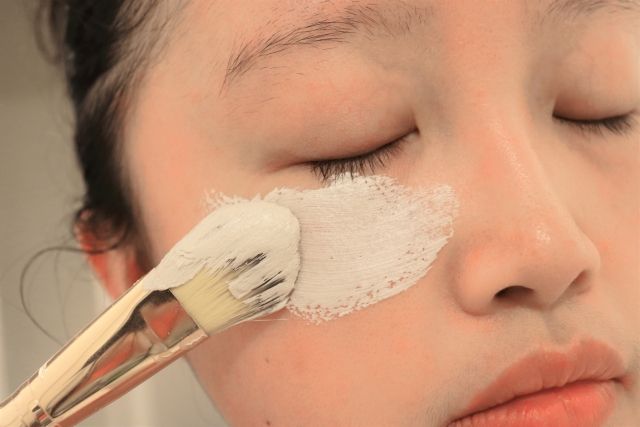 排卵期後護膚秘訣：更要注重毛孔護理，使用深層清潔面膜幫助清潔皮膚多餘油脂及污垢。