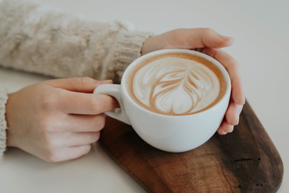 1. 在日常的飲食中減少咖啡因的攝取，如咖啡、綠茶、可樂、奶茶等。