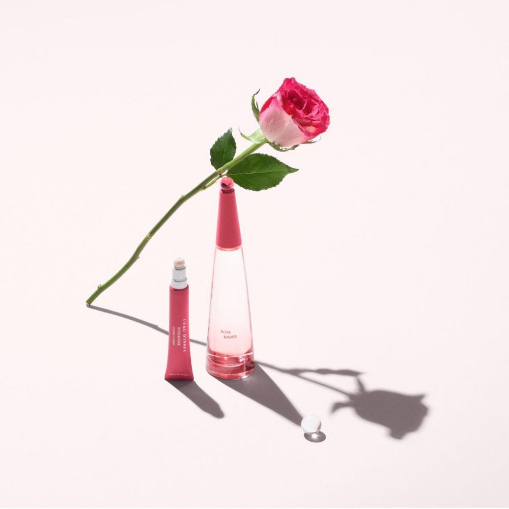 L’Eau d’Issey Rose&Rose — 此香水結合了兩種享 譽盛名的玫瑰的特質：大馬士革玫瑰和百葉玫 瑰。粉色胡椒粉增強了淡淡的桑莓果味。而基調 為清新的露水香氣，帶有柔軟、層次豐富的開司 米木麝香。 