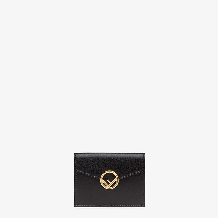 FENDI微型款式三摺疊皮夾HK$ 3,850。三摺小巧皮夾，大型內隔層可放置現金，3個隱藏式卡片口袋，一個按扣開合的外置零錢格。黑色小牛皮製作。飾以最新Fendi標誌。