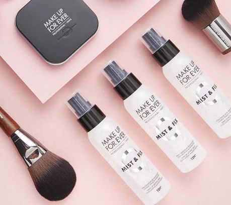 MIST & FIX水氧定妝噴霧能令妝容持久至12小時,即使在烈日下,底妝依然能持久不溶妝。 加上升級配方中的金蓮花萃取物 ,令提亮肌膚,踢走暗啞及倦意,而這款噴霧不含酒精!令性質更溫和舒適 MIST & FIX水氧定妝噴霧能令妝容持久至12小時,即使在烈日下,底妝依然能持久不溶妝。 加上升級配方中的金蓮花萃取物 ,令提亮肌膚,踢走暗啞及倦意,而這款噴霧不含酒精!令性質更溫和舒適