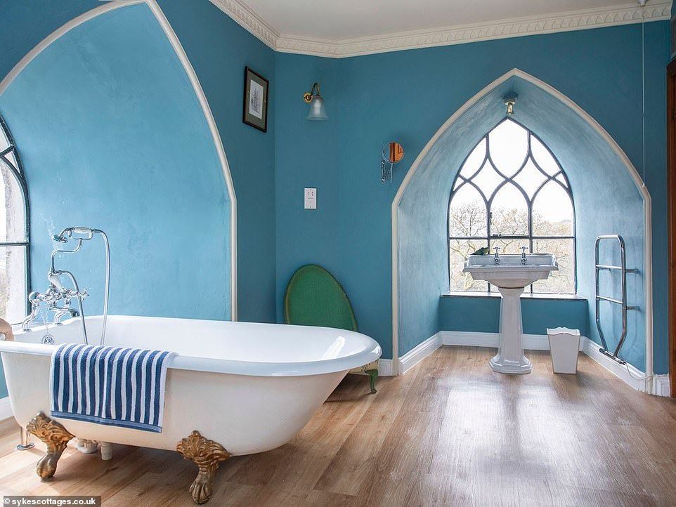 還有一間附有華麗浴缸的浴室，遊客更可以欣賞窗外美景。