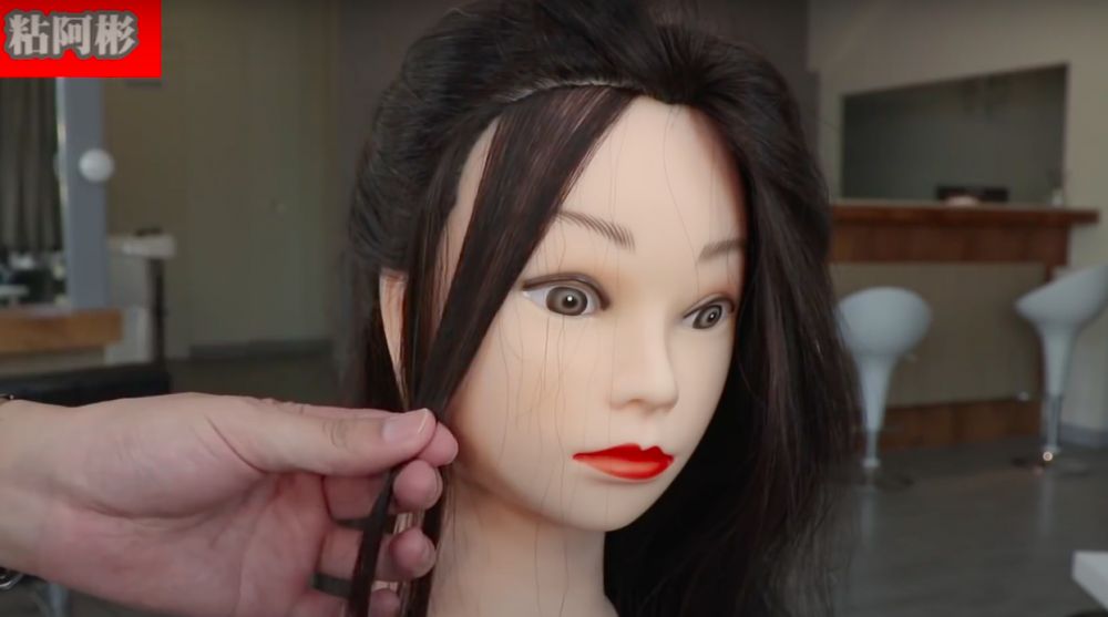 Step 2: 把頭髮分成兩束,先取一束然後按照自己顴骨的位置剪掉,剪的時候也要有技巧! Step 2: 把頭髮分成兩束,先取一束然後按照自己顴骨的位置剪掉,剪的時候也要有技巧!