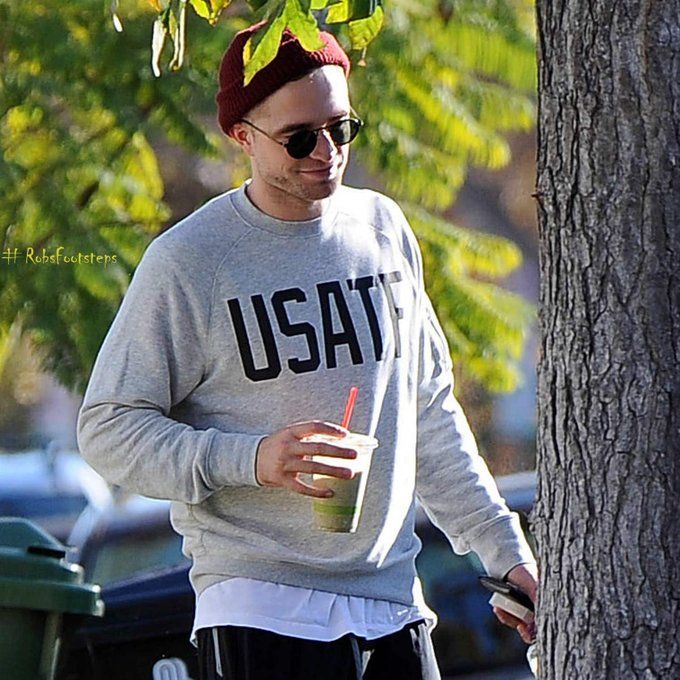 有外國網民就翻出一組Robert Pattinson為減肥飲青汁的舊照，只見他以一身街坊Look造型與前女友 FKA twigs逛街，手上拿著一杯深棕色的蔬菜青汁。