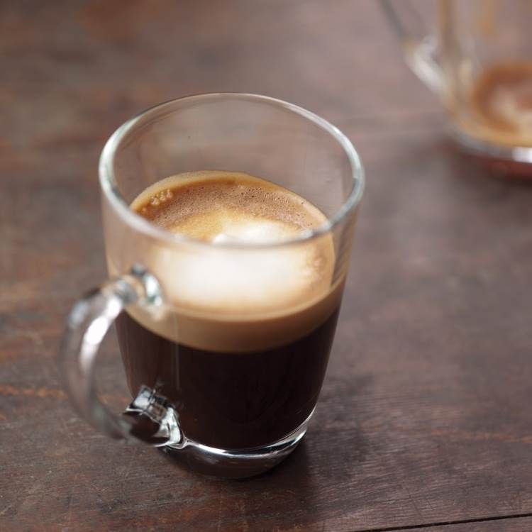 MACCHIATO  Macchiato會在一杯濃縮咖啡上加上少許的牛奶或是奶泡所製成，咖啡的味道較為濃厚，但卡路里會因應所添加的牛奶種類而有所改變。飲用Macchiato前，不少人會習慣地添加糖分，每茶匙糖便有可能為咖啡增加15卡路里，所以要緊記盡量減少添加糖的份量呢！
