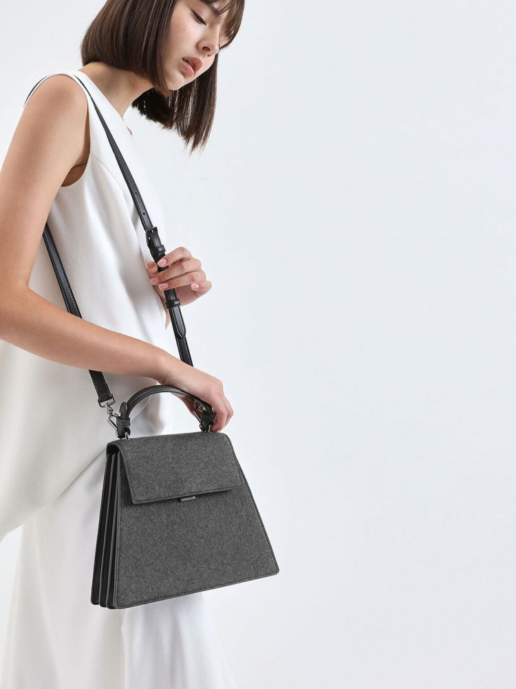 Angular Top Handle Felt Bag (原價 HK$539 | 優惠價HK$269)