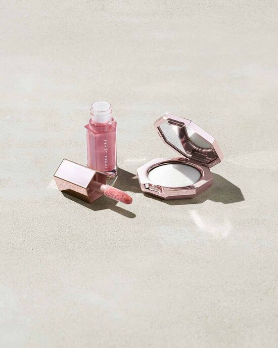  FENTY BEAUTY Diamond Bomb Baby Mini Face And Lip Set (HKD$218)：限量版迷你Fenty Beauty套装外表就像钻石般，有一盒迷你高光及一支迷你唇蜜，使用后能令妆容闪闪发光！