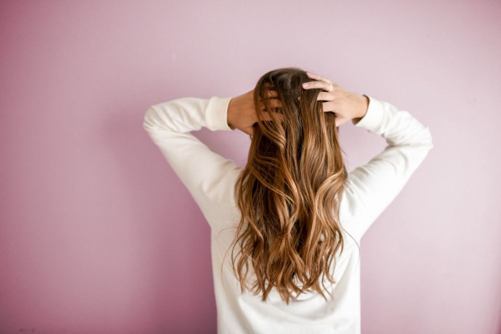 但其實按照各女生不同的頭髮長度，其所需要吹乾頭髮的時間亦相對會長。近距離的高溫很有可能會導致頭皮引發濕疹、皮膚炎的問題。