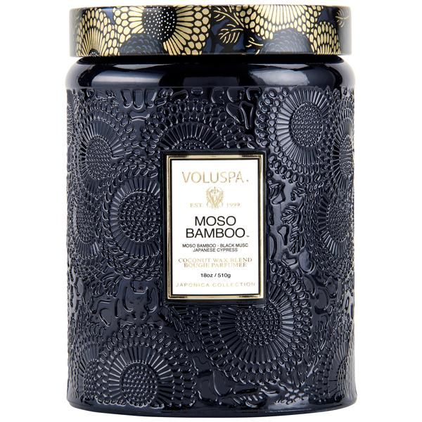 Voluspa LARGE JAR CANDLE MOSO BAMBOO (US$30 / 18oz) : 經典的壓花玻璃設計具有日本特色，而它有著黑麝香及日本柏樹的香氣，不管外表或味道都有日本的感覺。