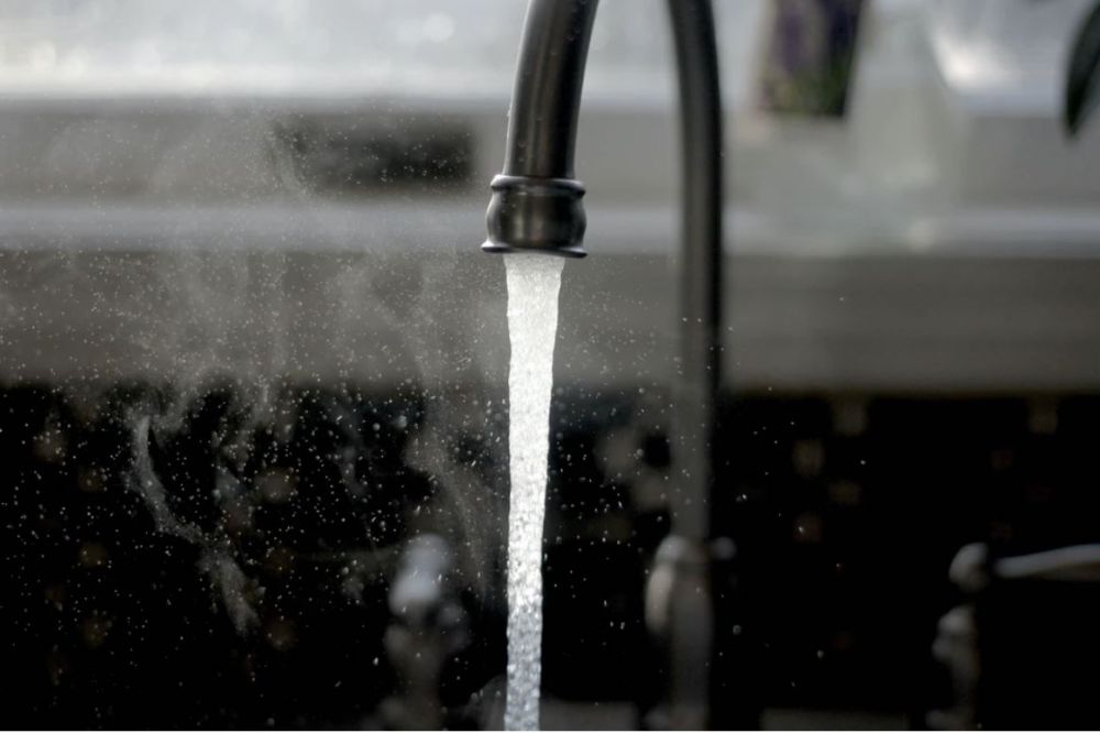 1. 安裝軟水器。軟水器可以幫助移除90%的氯、礦物質以及其他雜質。