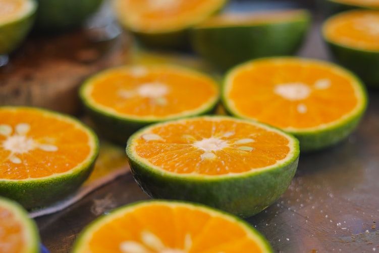 10.柑橘類水果  柑橘酸類的水果，例如檸檬、橘子，當中都含有豐富的維他命C，不但能夠令頭髮變得更加健康，更可以增強身體的免疫力。