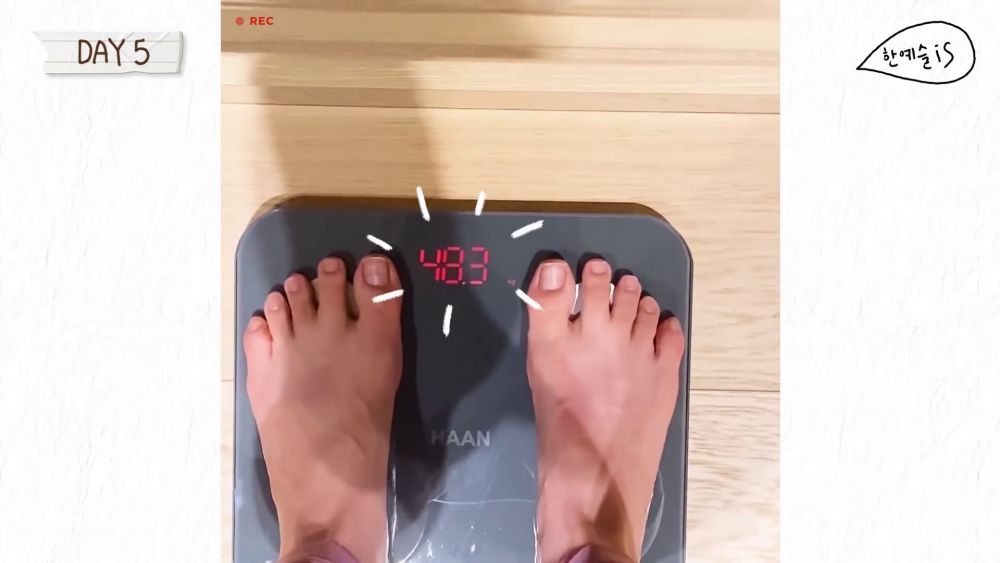 堅持了5天，她的體重由原來的49.7kg下降到48.3kg，減了3磅！