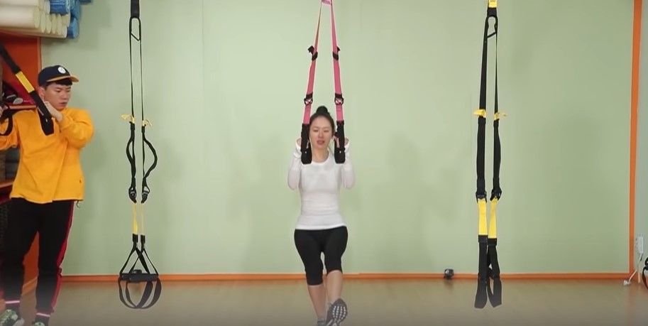 第三個動作:單腳深蹲 第三個動作:單腳深蹲