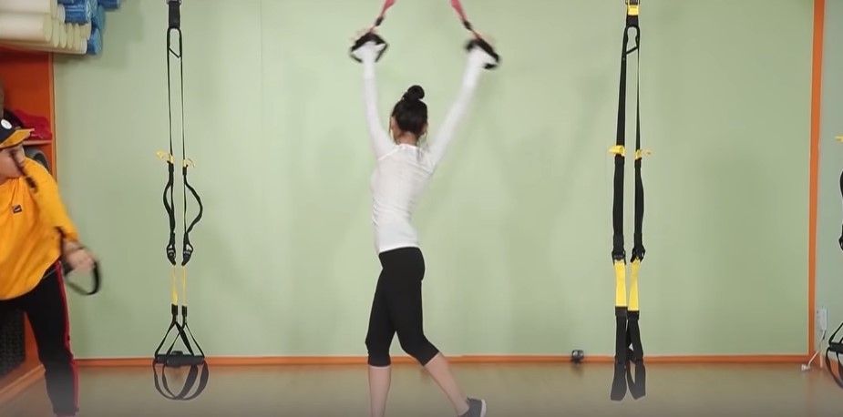 第二個動作:把腿伸直後,向左右扭腰。 第二個動作:把腿伸直後,向左右扭腰。