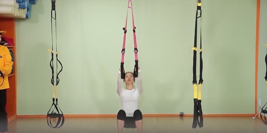 第一個動作:先斜著站,然後做深蹲動作。 第一個動作:先斜著站,然後做深蹲動作。