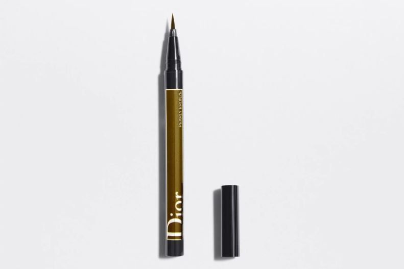 Dior首款使用氈尖筆設計的眼線筆，極具彈性的筆尖，讓你輕易重塑猶如天橋彩妝般炫目的眼妝。／DIOR 專業後台持久眼線筆 #466 HK$275